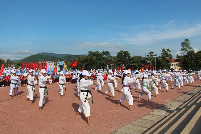 Các em  học sinh biểu diễn môn Karate tại lễ  khai mạc Đại hội TDTT huyện M'Đrắk  lần thứ VII năm 2017. 