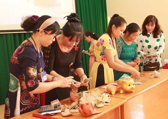 Các chi hội phụ nữ phường Tân An kiểm đếm tiền từ heo đất tiết kiệm năm 2018 để góp vốn giúp hội viên khởi nghiệp. 