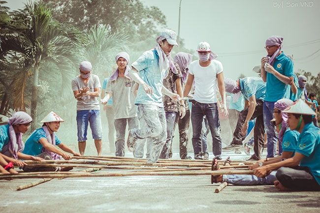 Thành viên Hội Đắk Lắk ở TP. HCM tham gia trò chơi nhảy sạp trong hội trại truyền thống. Ảnh: D.Sơn