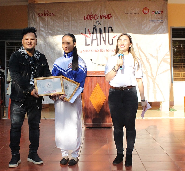 Ca sĩ Y Garia trao học bổng tặng em H’Yết Êban. 