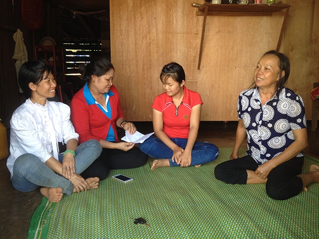 Cán bộ phụ trách, cộng tác viên dân số xã Ea Kuêh thường xuyên đến các gia đình tuyên truyền  về chính sách dân số - KHHGĐ. 