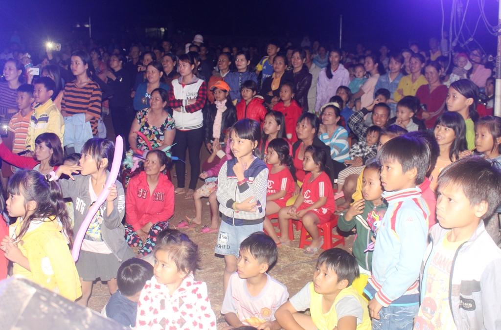 Đông đảo nhân dân trên địa bàn xã đến xem và cổ vũ.
