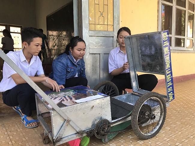  “Máy quét rác sân trường không sử dụng động cơ”- đoạt giải Nhì Cuộc thi “Sáng tạo vật dụng vệ sinh trường học
