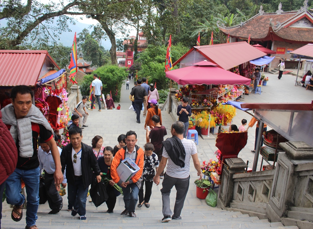 Đông đảo du khách thập phương vượt quãng đường xa đến thăm chùa Tây Thiên