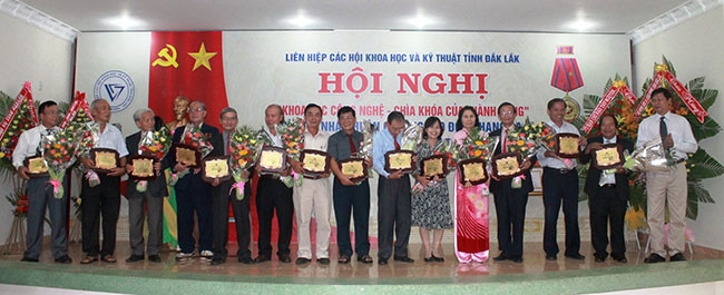 Liên hiệp các Hội Khoa học và Kỹ thuật tỉnh vinh danh các trí thức tiêu biểu ngành Khoa học công nghệ tỉnh năm 2017.