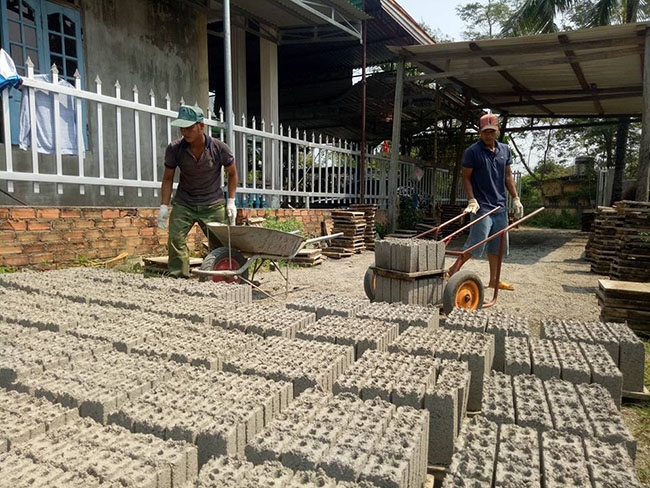 Cơ sở sản xuất của anh Nguyễn Văn Trung duy trì việc làm cho 6 lao động tại địa phương. 