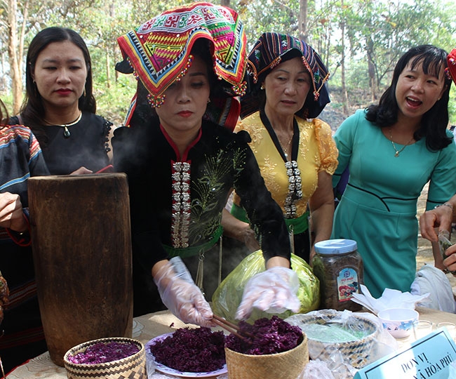 Món xôi tím của đồng bào Thái xã Hòa Phú. 