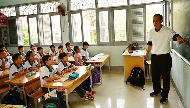 Giờ học Toán bằng tiếng Anh với giáo viên bản ngữ của học sinh lớp 2 chương trình GWIS.    Ảnh: N. Hoa