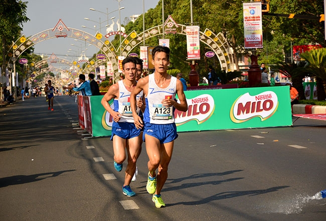 Các vận động viên chuyên nghiệp đeo bám quyết liệt trên đường đua.