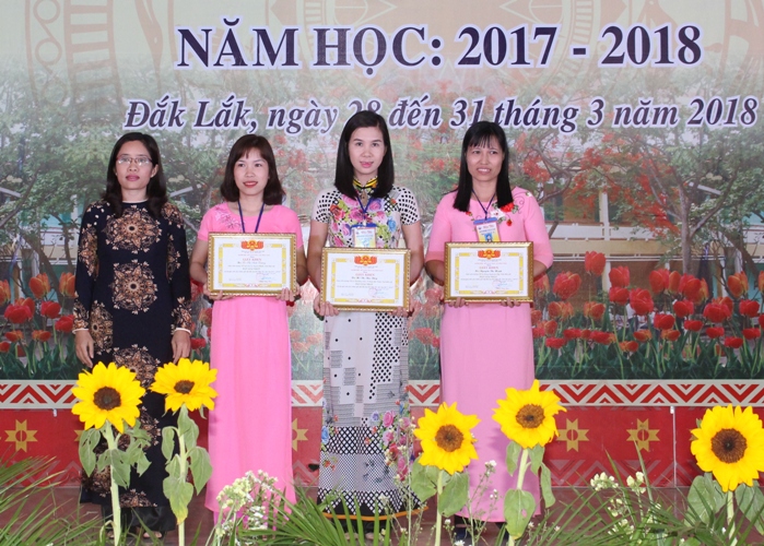 Phó giám đốc Sở GD-ĐT Lê Thị Thanh Xuân trao giải Nhất cá nhân...
