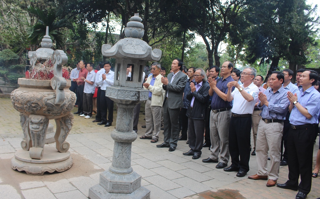 Các đại biểu dâng hương tại Khu di tích lịch sử Lam Kinh