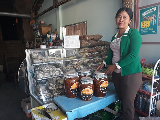 Bà Sao Nang Vinh, Phó Chủ tịch Hội LHPN xã Krông Na (huyện Buôn Đôn) bên sản phẩm rượu cần Đon Kẹ Tý.