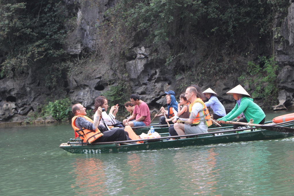 Trong đó không ít du khách nước ngoài đều ngạc nhiên trước vẻ đẹp hoang sơ, kỹ vĩ của Tràng An