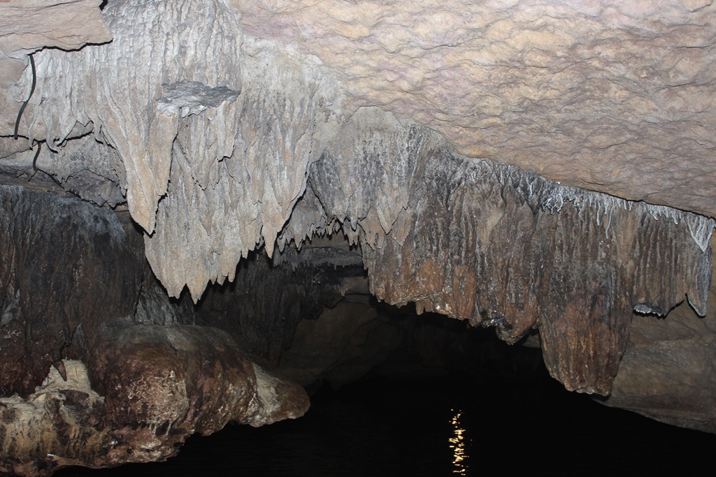 Vị trí và bề mặt của các lớp măng đá, thạch nhũ đã góp phần tạo nên chiều sâu và sự phong phú cho các hang động ở Tràng An