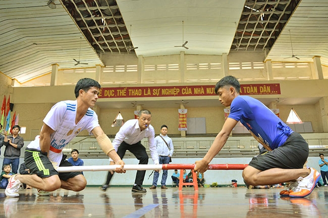 Vận động viên tranh tài môn đẩy gậy. 