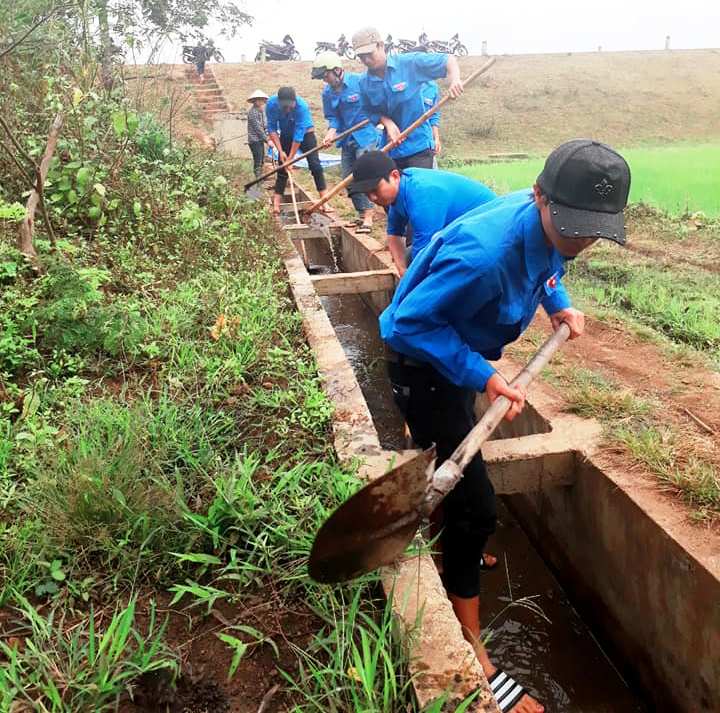 Đoàn viên thanh niên tham gia nạo vét kênh mương