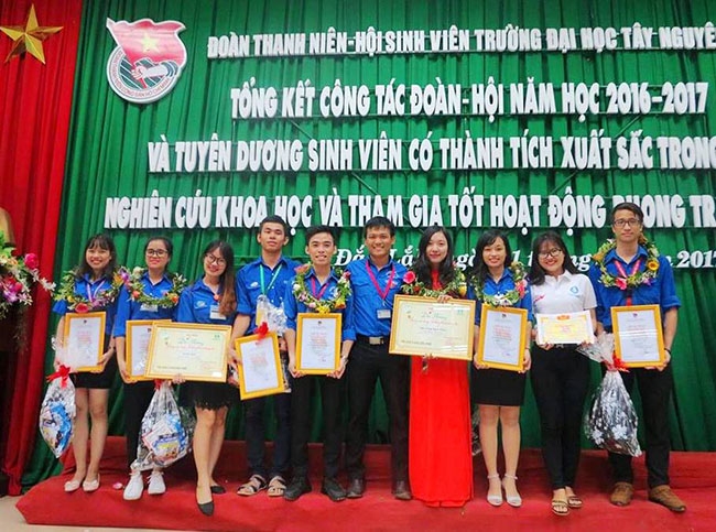Vi Thị Tươi  (thứ 3, từ  trái qua)  nhận giấy khen về thành tích xuất sắc  trong học tập năm học  2016 - 2017 .  (Ảnh nhân vật cung cấp)