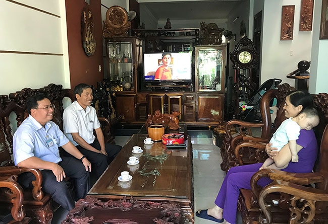 Bí thư chi bộ kiêm tổ trưởng tổ dân phố 4 (phường Tân Lợi) Phạm Văn Truyền (thứ hai bên trái)  trao đổi công việc với người dân trong tổ.