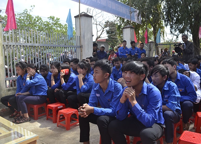       Các đoàn viên, thanh niên tham dự chương trình nói chuyện truyền thống. 