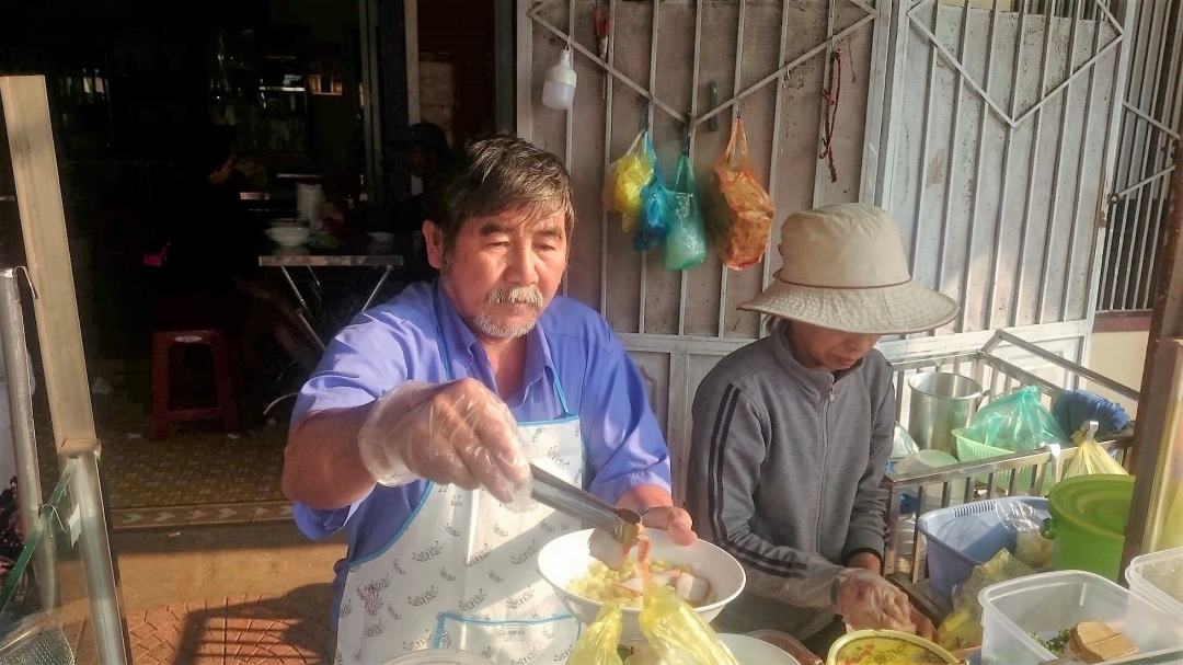 Nhờ có Bảo hiểm y tế, ông Nguyễn Văn Hiệp ở phường Tự An đã bớt đi nỗi lo về chi phí điều trị bệnh.