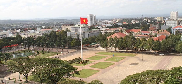 Quảng trường 10-3 là công trình công cộng phục vụ  nhu cầu  vui chơi,  giải trí  cho  người dân. 