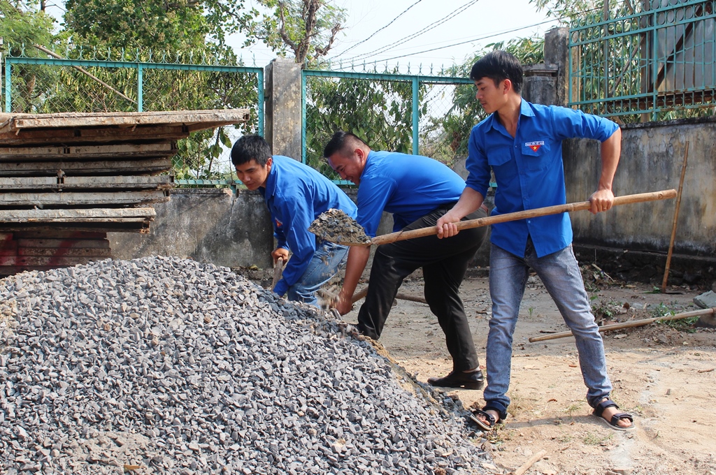 Đoàn viên thanh niên xã Hòa Khánh tham gia xây dựng sân vui chơi cho thiếu nhi