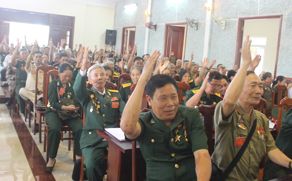 Các đại biểu biểu quyết bầu Ban chấp hành Hội truyền thống Trường Sơn - đường Hồ Chí Minh tỉnh nhiệm kỳ 2018 - 2023
