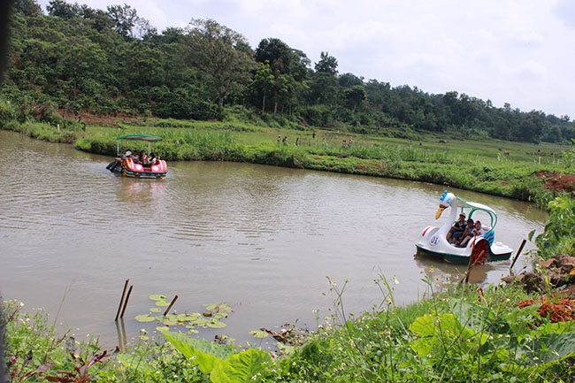 Du khách tham quan, trải nghiệm trò chơi tại Khu du lịch Kotam. 