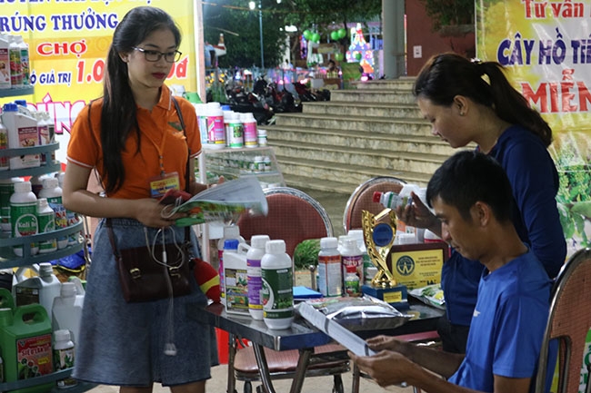 Người tiêu dùng tìm hiểu hàng hóa tại phiên chợ  đưa hàng Việt  về huyện Cư M’gar năm 2017. 