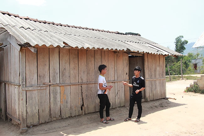 Nhiều học sinh vẫn dựng lán để trọ học.