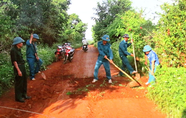 Lực lượng tự vệ Công ty TNHH MTV Cà phê 49 tham gia xây dựng Nông thôn mới trên địa bàn đơn vị đứng chân.