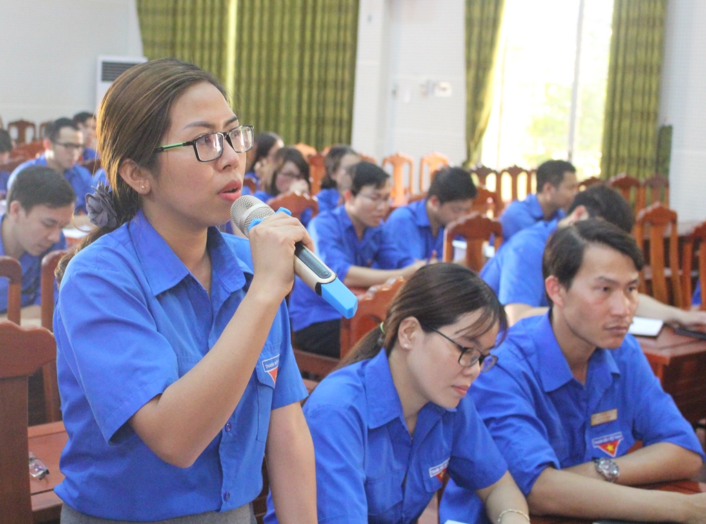 Đại diện Chi đoàn Liên hiệp các tổ chức hữu nghị tỉnh đóng góp ý kiến tại hội nghị