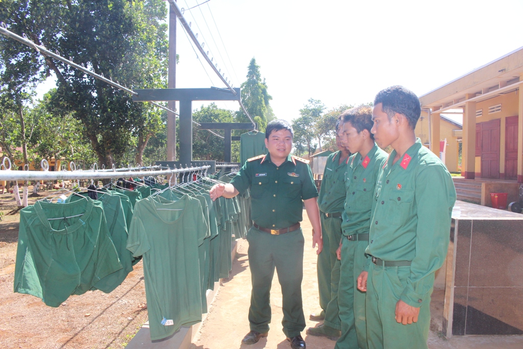 Cán bộ đại đội 7 (Tiểu đoàn 8, Trung đoàn 95) hướng dẫn chiến sĩ cách phơi quần áo ngay ngắn, gọn gàng