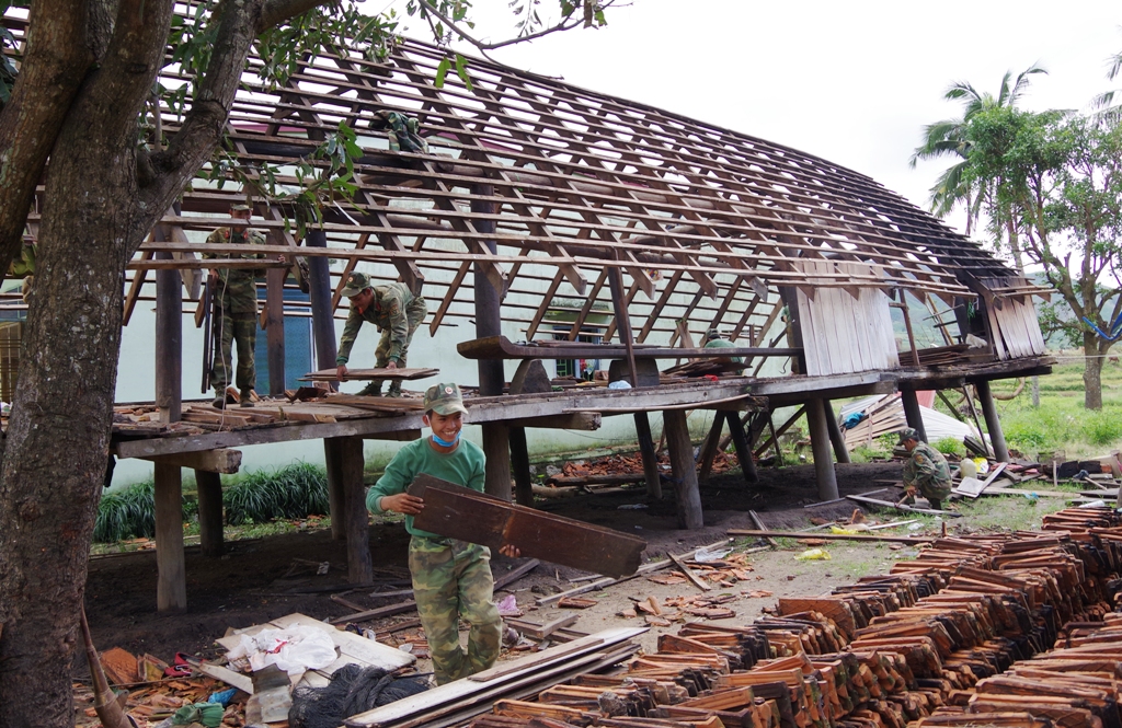 Cán bộ, chiến sĩ lực lượng vũ trang tỉnh giúp nhân dân xã Yang Mao (huyện Krông Bông) khắc phục hậu quả cơn bão số 12 (năm 2017)