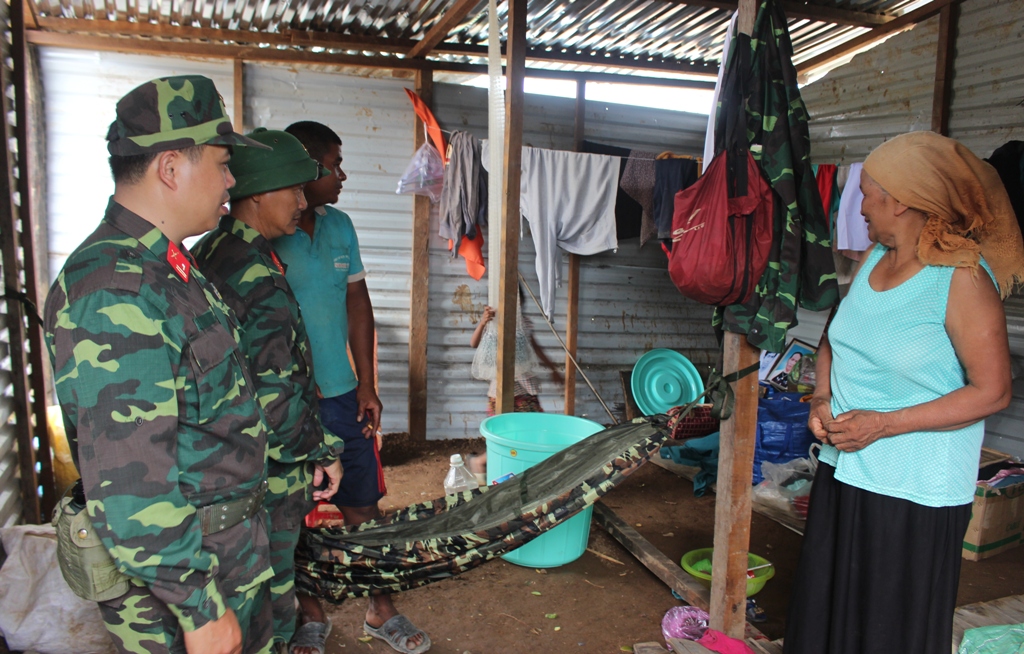 Lãnh đạo Phòng Tham mưu (Bộ Chỉ huy Quân sự tỉnh) đến thăm, động viên người dân ở xã Yang Mao (huyện Krông Bông) sau bão số 12