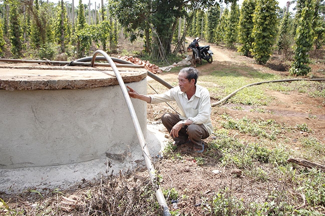 Ông Lê Văn Sáu, ở tổ dân phố 3, phường Đoàn Kết  phải xây cao thành giếng để tránh đất cát  từ công trình đường tránh  tây thị xã  Buôn Hồ  chảy xuống.    