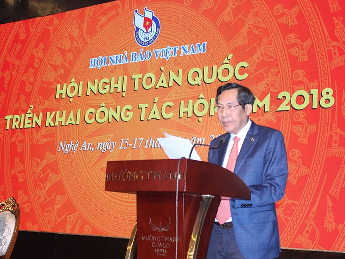Đồng chí Thuận Hữu, Ủy viên Trung ương Đảng, Phó Trưởng Ban Tuyên giáo Trung ương, Chủ tịch Hội Nhà báo Việt Nam, Tổng Biên tập Báo Nhân dân phát biểu khai mạc hội nghị.