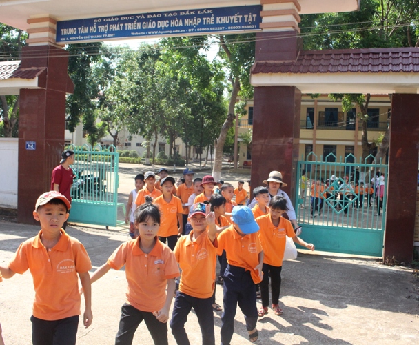 Những gương mặt háo hức di chuyển đến công viên nước..