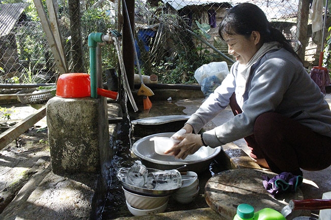 Chị Nguyễn Thị Thương (xã Ea Kpam, huyện Cư M'gar) được sử dụng nước sạch  từ công trình mới xây dựng.  