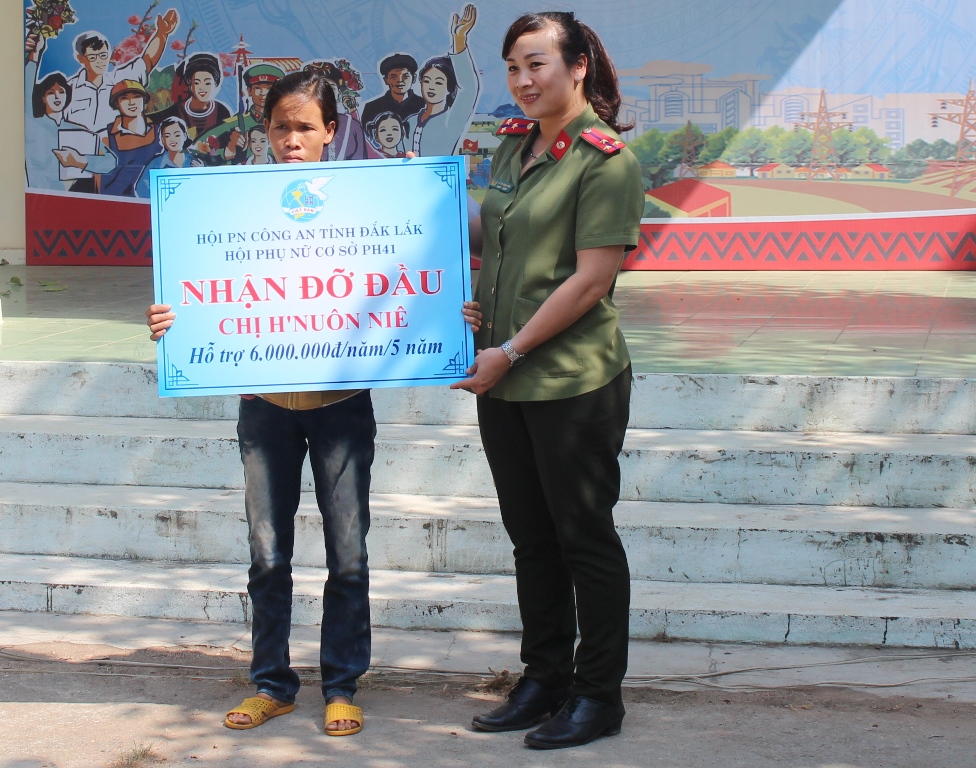 Đại diện Hội phụ nữ cơ sở PH41 nhận đỡ đầu chị H'Nuôn Niê