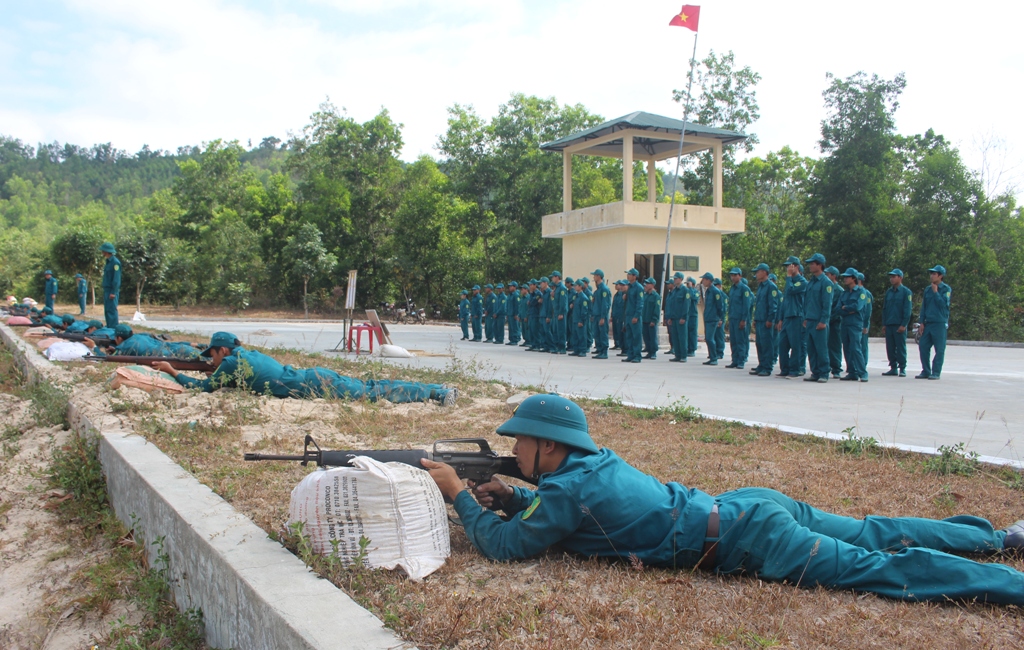 Các chiến sĩ dân quân năm nhất của Cụm huấn luyện số 6 tập luyện bắn súng...