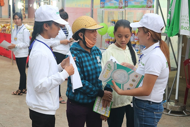 Họat động tư vấn, hỗ trợ thông tin cho người tiêu dùng tại một phiên chợ hàng Việt. 