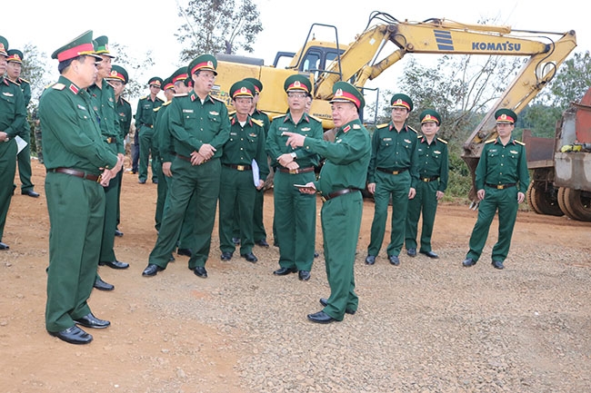 Thủ trưởng Bộ Tư lệnh Quân khu 5 kiểm tra tiến độ thi công đường tuần tra biên giới.