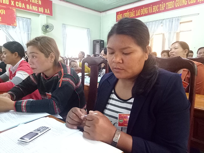 Chị H'Yuăn Niê, Trưởng buôn Đắk (ngoài cùng bên phải) tham dự  Đại hội Hội Nông dân xã Cư Mta.  