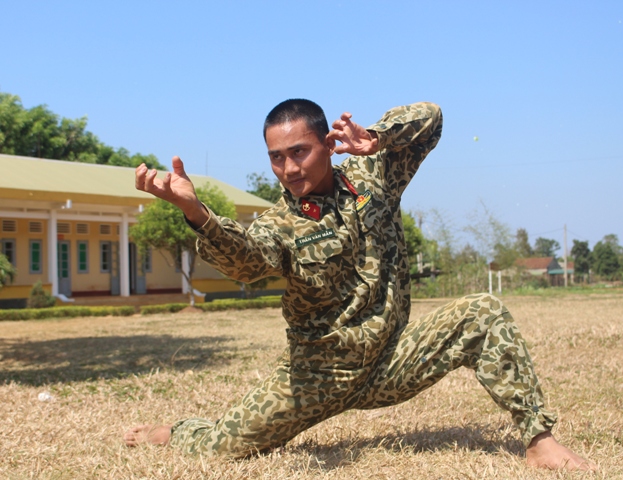 Binh nhì Trần Văn Mẫn biểu diễn bài quyền “Lão hổ thượng sơn”.