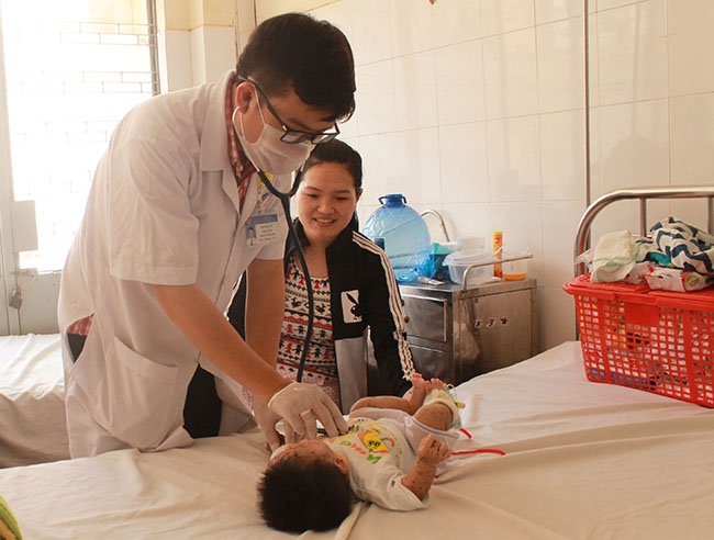 Một trẻ sơ sinh mắc bệnh thủy đậu điều trị tại Khoa Nhi tổng hợp, Bệnh viện Đa khoa tỉnh. 