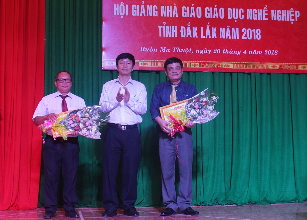 Trao Giấy khen tặng các tập thể có nhiều đóng góp tích cực tại Hội giảng.