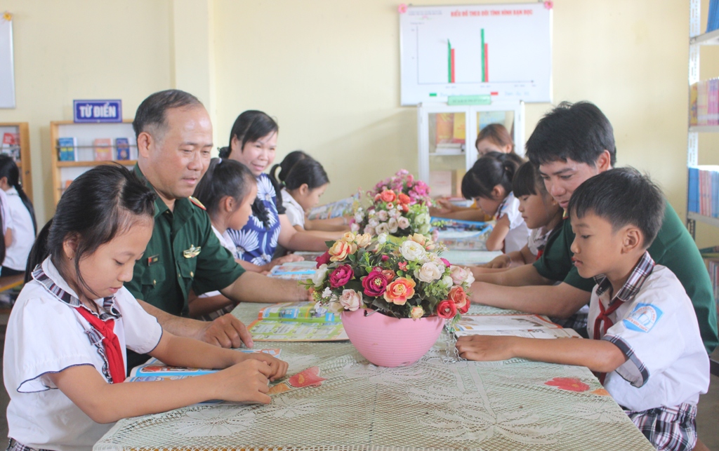 Học sinh Trường Nguyễn Đình Chiểu hào hứng đọc sách mới tặng