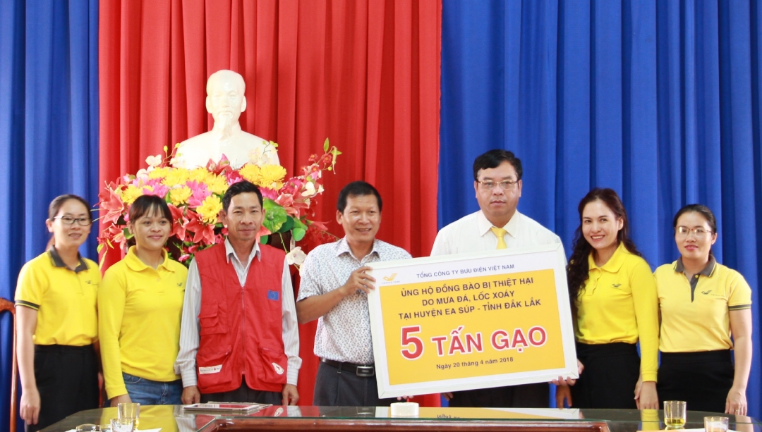 Đại diện Tổng công ty Bưu điện Việt Nam trao tượng trưng 5 tấn gạo hỗ trợ người dân tại huyện Ea Súp