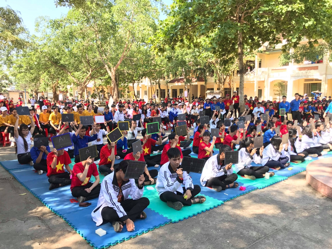 Học sinh hào hứng tham gia phần thi Rung chuông vàng